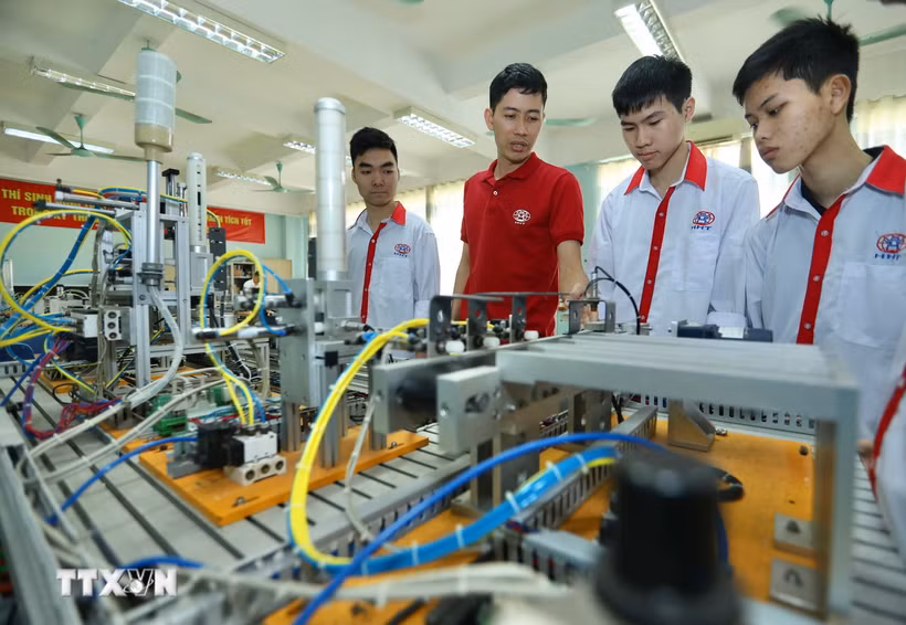 Giới thiệu mô hình tự động hóa cho sinh viên Lớp Điện tử Công nghiệp K13 của Trường Cao đẳng nghề Công nghệ cao Hà Nội. (Ảnh: Hoàng Hiếu/ TTXVN)