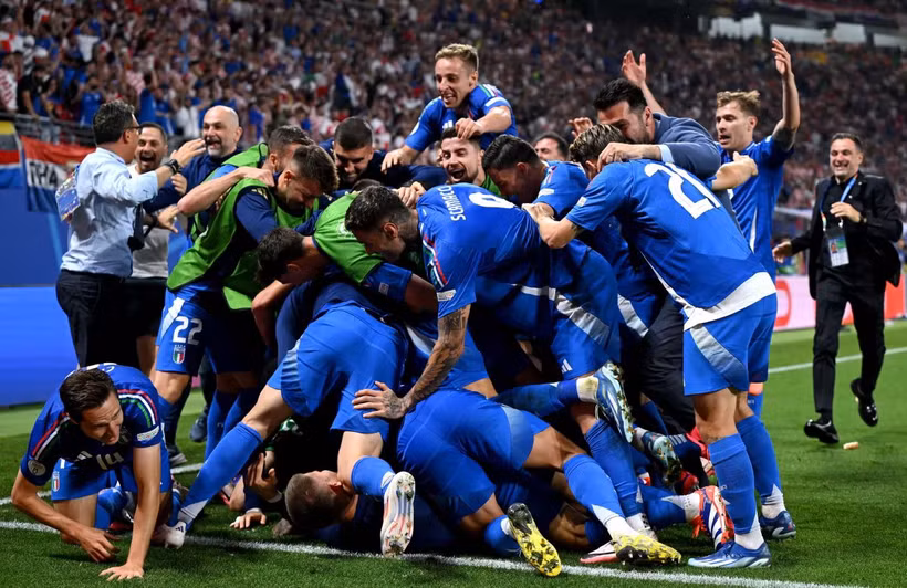 Niềm vui của Italy sau khi giành vé vào vòng 1/8 nghẹt thở. (Nguồn: Getty Images)