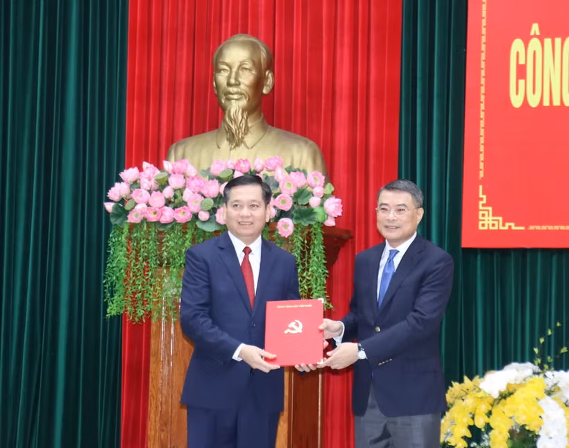 Đồng chí Lê Minh Hưng, Ủy viên Bộ Chính trị, Bí thư Trung ương Đảng, Trưởng Ban Tổ chức Trung ương trao quyết định cho đồng chí Nguyễn Long Hải giữ chức Bí thư Tỉnh ủy Quảng Trị. (Ảnh: Thanh Thủy/TTXVN)