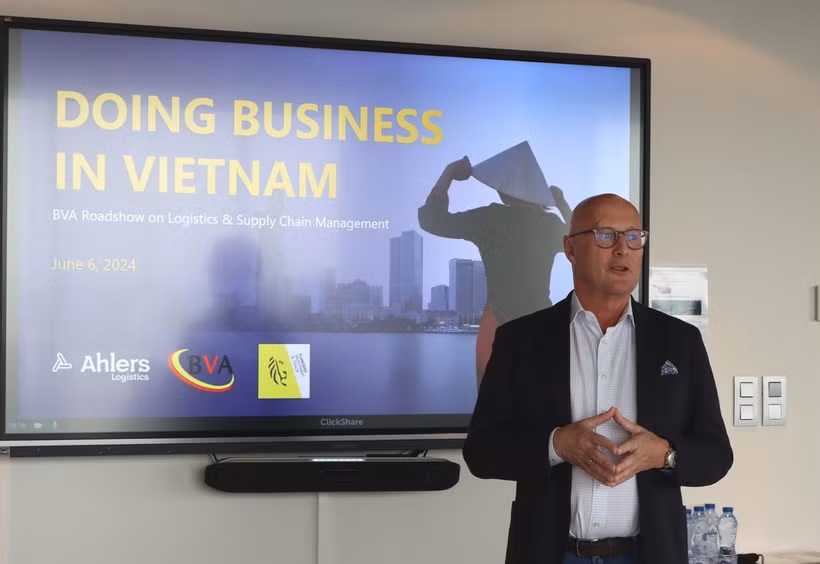 Ông Roger Chantillon, CEO Công ty Ahlers Logistics, giới thiệu về cơ hội kinh doanh tại Việt Nam. (Ảnh: Hương Giang/TTXVN)