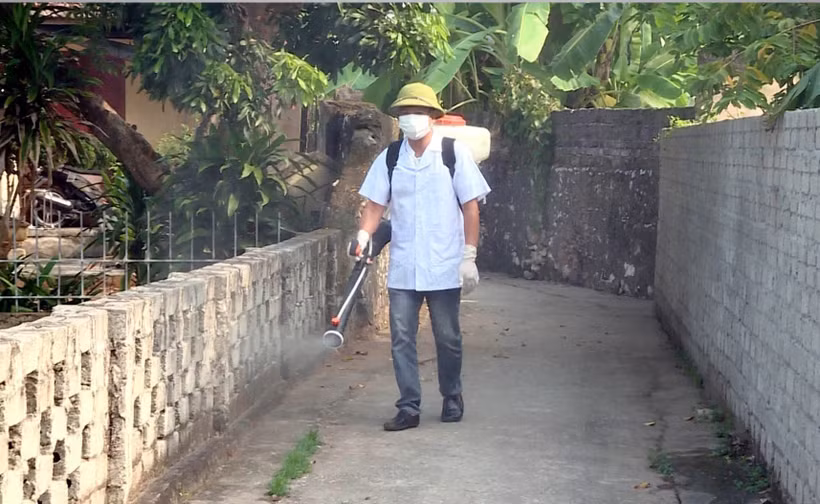 Phun thuốc diệt muỗi. (Ảnh: Thùy Dung/TTXVN)