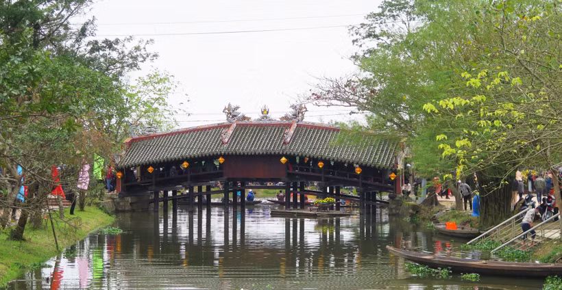 Cầu ngói Thanh Toàn có kiến trúc cổ độc đáo. (Ảnh: Tường Vi/TTXVN) 