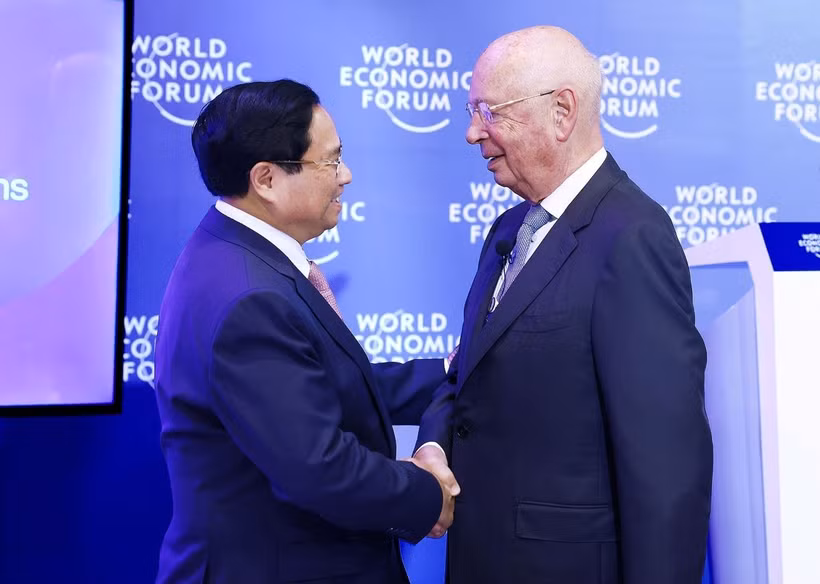 Thủ tướng Phạm Minh Chính và Nhà sáng lập kiêm Chủ tịch điều hành Diễn đàn Kinh tế thế giới (WEF) Klaus Schwab. (Ảnh: Dương Giang/TTXVN)