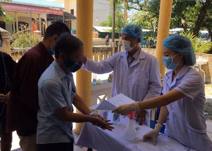 Tiến hành kiểm tra thân nhiệt, khai báo y tế tại chốt kiểm tra thị xã Hương Thủy, tỉnh Thừa Thiên-Huế. (Ảnh: Đỗ Trưởng-TTXVN)