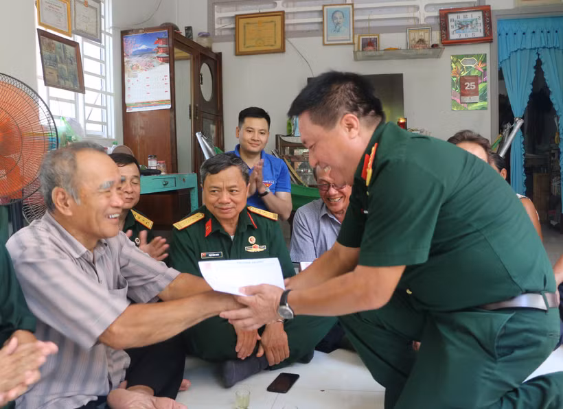 Chủ tịch Hội Cựu chiến binh Thông tấn xã Việt Nam Nguyễn Đỗ Cường (phải) thăm và tặng quà gia thương binh Trần Thanh Hoàng ở thị trấn Tịnh Biên, huyện Tịnh Biên, tỉnh An Giang. (Ảnh: Công Mạo/TTXVN)