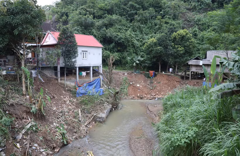 Cụm dân cư nằm trong khu vực có nguy cơ sạt lở, sụt trượt cao khi người dân xây dựng nhà ở bên bờ vực hạ nguồn khe suối. (Ảnh: Xuân Tiến/TTXVN)
