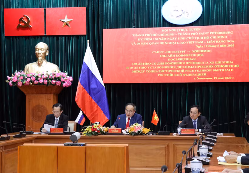 Ủy viên Bộ Chính trị, Bí thư Thành ủy Thành phố Hồ Chí Minh Nguyễn Thiện Nhân (giữa) chủ trì Hội nghị. (Ảnh: Xuân Khu/TTXVN)