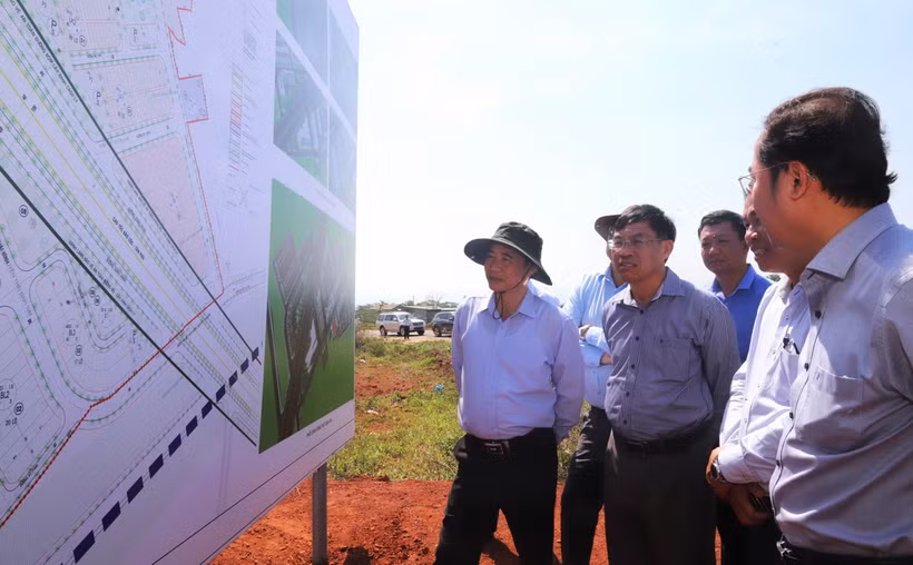 Ông Nguyễn Thái Học, Quyền Bí thư Tỉnh ủy Lâm Đồng kiểm tra thực tế tại Dự án quy hoạch Khu tái định cư phường Lộc Phát , thành phố Bảo Lộc. (Ảnh: Báo Lâm Đồng)