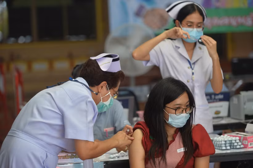 Nhân viên y tế tiêm vaccine phòng COVID-19 cho người dân tại Bangkok, Thái Lan, ngày 15/7/2021. (Ảnh: THX/TTXVN)