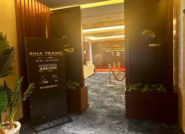 Cửa vào khu vực tổ chức vẫn trưng bày những tấm biển quảng bá giải đấu Poker. (Nguồn: Báo Tiền phong)