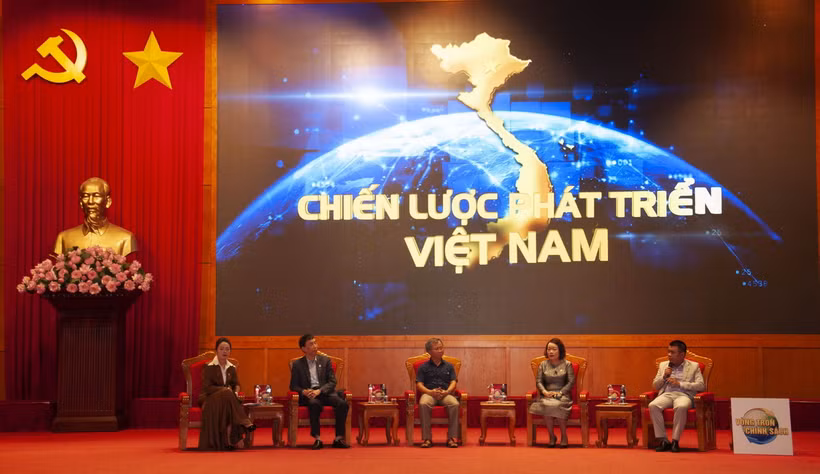 Các đại biểu, chuyên gia trao đổi các vấn đề liên quan đến Chiến lược phát triển kinh tế tư nhân năm 2024 tại hội nghị ở Quảng Ninh. (Ảnh: TTXVN phát)