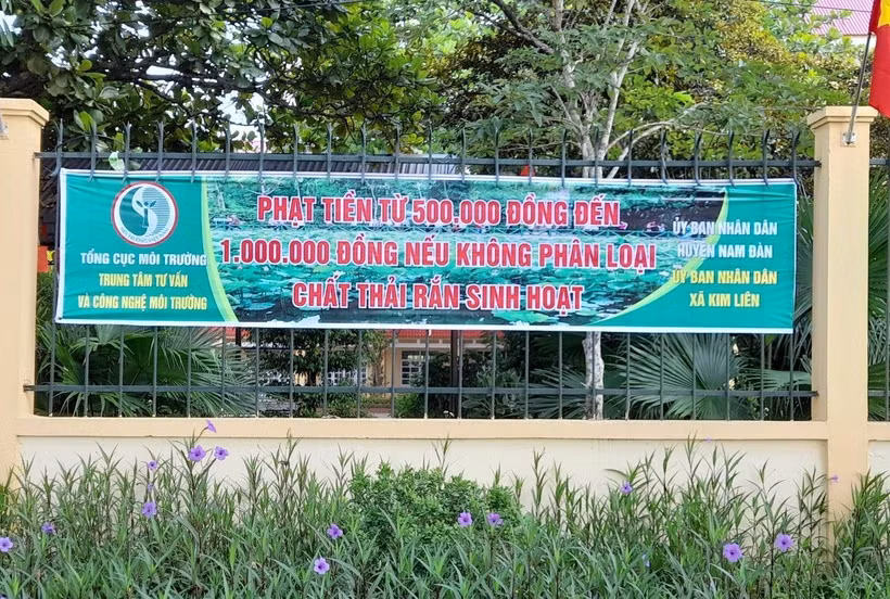 Phạt tiền từ 500.000 đồng đến 1 triệu đồng nếu không phân loại chất thải rắn sinh hoạt tại nguồn. (Ảnh: CTV/Vietnam+)