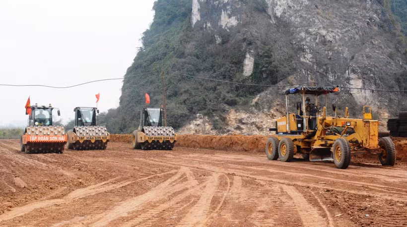 Nhà thầu thi công một đoạn tuyến dự án cao tốc Bắc-Nam phía Đông. (Ảnh: Việt Hùng/Vietnam+)