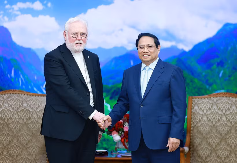 Thủ tướng Phạm Minh Chính tiếp Tổng Giám mục Paul Richard Gallagher, Bộ trưởng Ngoại giao Tòa thánh Vatican. (Ảnh: Dương Giang/TTXVN)