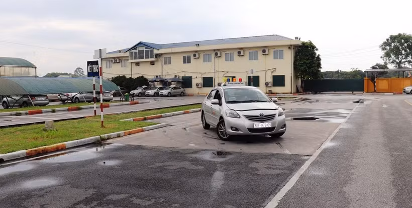 Học viên thi sát hạch lái xe trong sa hình tại một cơ sở đào tạo, sát hạch lái xe tại Hà Nội. (Ảnh: Việt Hùng/Vietnam+)