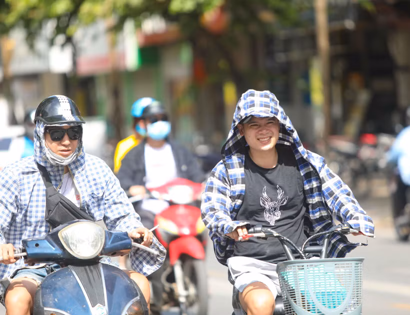 Thời tiết nắng nóng, tia UV ở mức cao, người dân cần trang bị tốt đồ bảo hộ khi ra đường để bảo vệ sức khỏe. (Ảnh: Thanh Tùng/TTXVN)