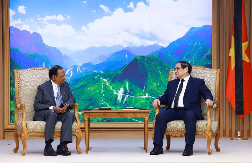 Thủ tướng Phạm Minh Chính tiếp Cố vấn An ninh Quốc gia Ấn Độ Ajit Doval nhân chuyến sang Việt Nam dự lễ tang Tổng Bí thư Nguyễn Phú Trọng. (Ảnh: Dương Giang/TTXVN)