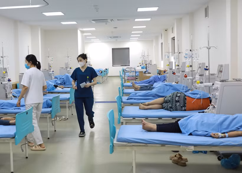 Các công nhân nhập viện ngày 14/5/2024 do một vụ ngộ độc thực phẩm, được điều trị tại Bệnh viện Hữu nghị Lạc Việt. (Ảnh: Hoàng Hùng/TTXVN)