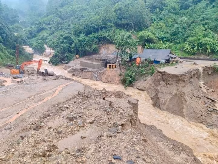 Mưa lớn gây nước cuốn trôi cống đang thi công tại tỉnh lộ 175, đoạn từ Mỏ Vàng đi An Lương, huyện Văn Yên. (Ảnh: TTXVN phát)
