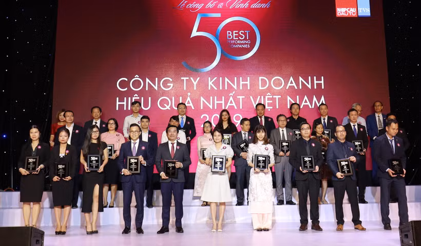 Ông Đỗ Thanh Tuấn, Giám đốc Đối ngoại Công ty Vinamilk (hàng đầu, thứ 5 từ trái sang) tại Lễ vinh danh 'Top 50 công ty kinh doanh hiệu quả nhất Việt Nam.'