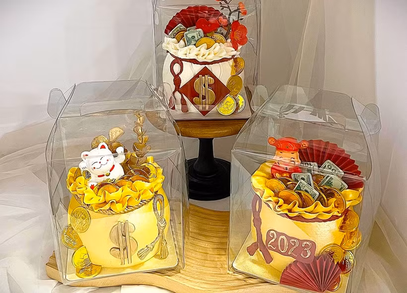 Sản phẩm bánh tạo hình hũ vàng với mẫu mã đa dạng hút khách dịp vía Thần Tài. (Ảnh: PV/Vietnam+)