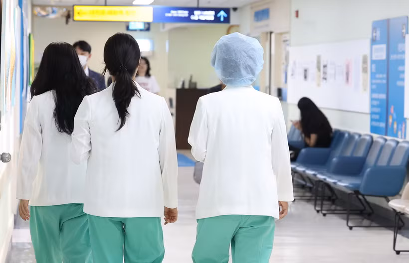 Nhân viên y tế làm việc tại Bệnh viện Đại học Quốc gia Seoul, Hàn Quốc, ngày 24/6/2024. (Ảnh: Yonhap/TTXVN)
