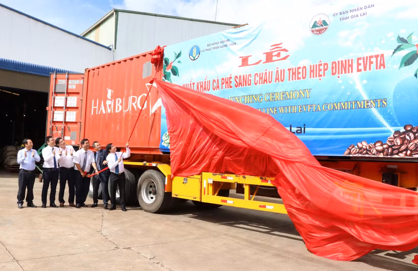 Phát lệnh xuất khẩu lô cà phê đầu tiên của Việt Nam sang châu Âu. (Ảnh: Hồng Điệp/TTXVN)