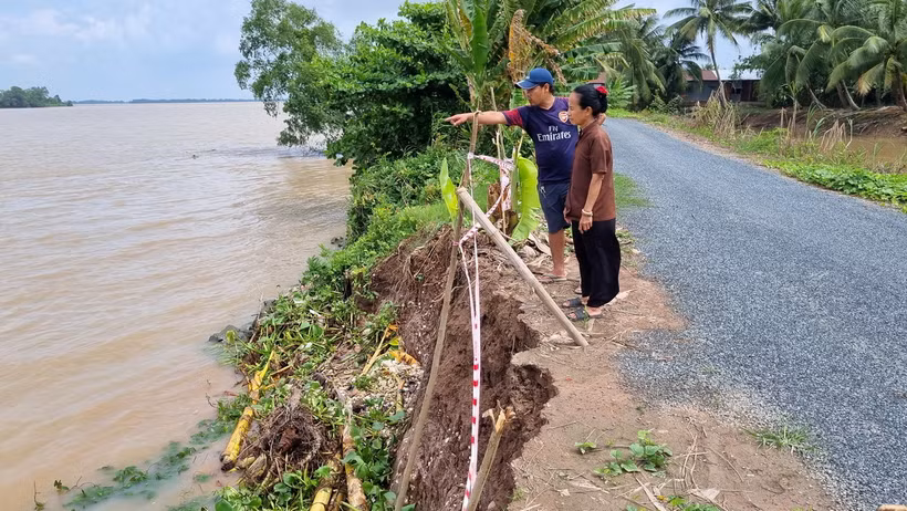Sạt lở sông Hậu ở ấp An Bình, xã Hòa Tân, huyện Cầu Kè ngày càng nghiêm trọng. (Ảnh: Thanh Hòa/TTXVN)