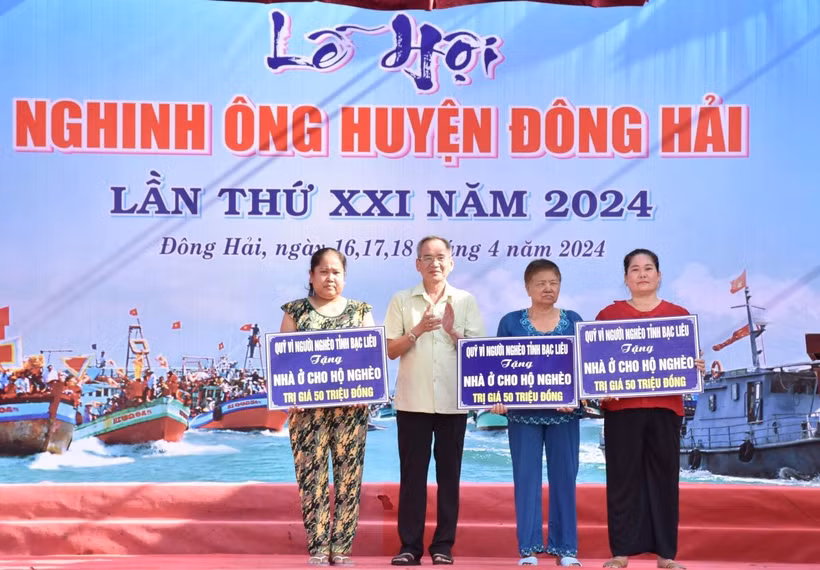 Bí thư Tỉnh ủy Bạc Liêu Lữ Văn Hùng trao tặng bảng tượng trưng nhà ở cho hộ nghèo trên địa bàn huyện Đông Hải. (Ảnh: Chanh Đa/TTXVN)