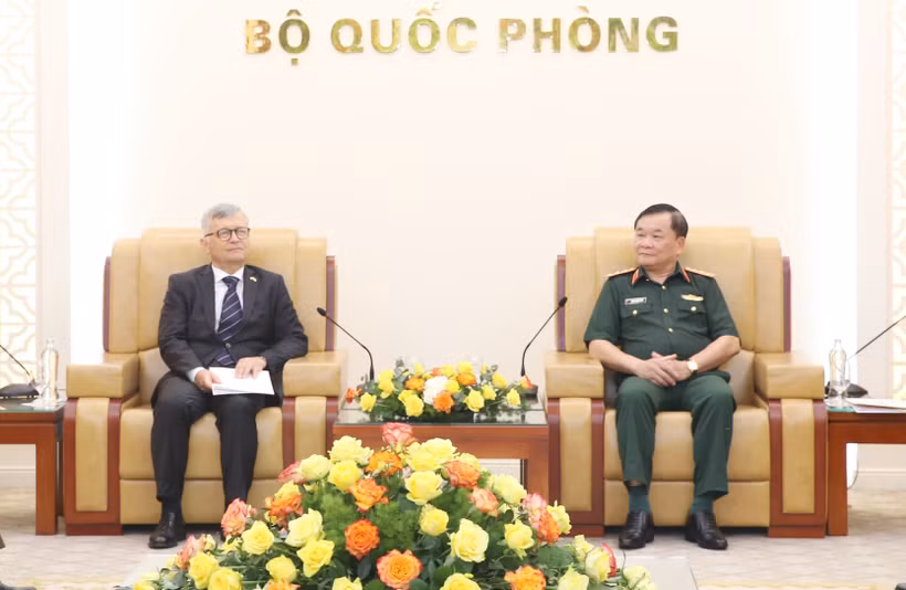 Thượng tướng Hoàng Xuân Chiến và Ngài Aleksander Surdej tại buổi tiếp. (Ảnh: Hồng Pha/TTXVN phát)