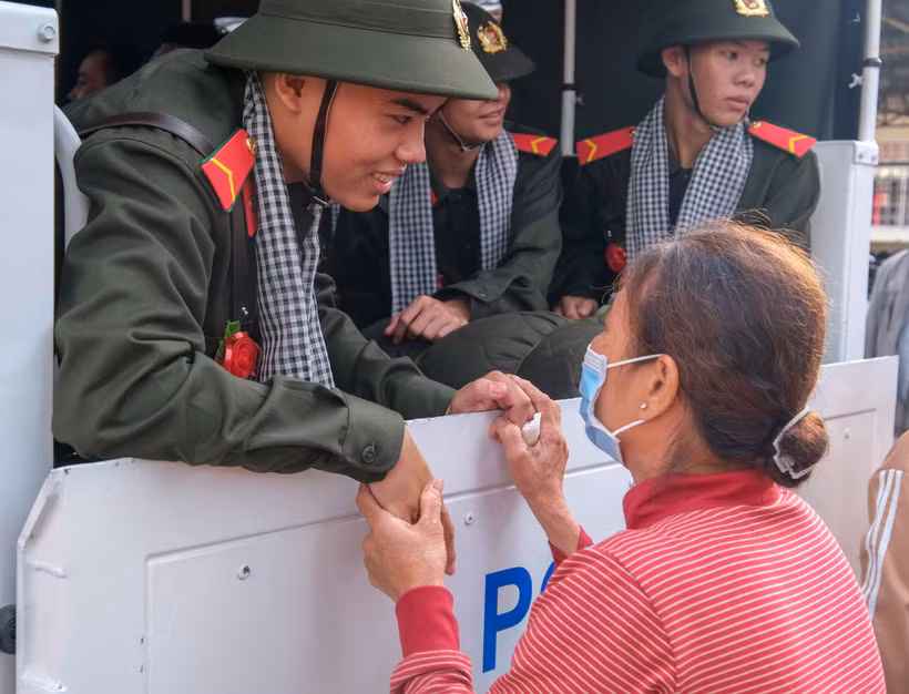 Tân binh chia tay người thân trước giờ lên xe về doanh trại. (Ảnh: Thanh Liêm/TTXVN)