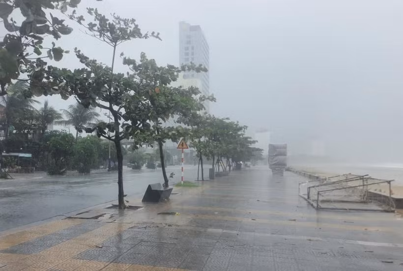 Gió giật mạnh liên hồi kèm theo mưa lớn khu vực ven biển Mỹ Khê, Đà Nẵng. (Ảnh: Văn Dũng/TTXVN)