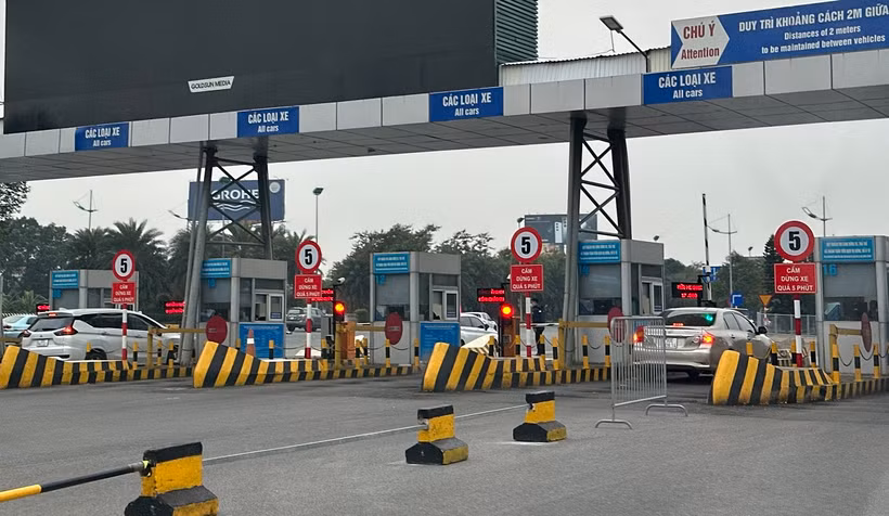 Hai Cảng Hàng không Quốc tế Nội Bài và Tân Sơn Nhất sẽ triển khai thử nghiệm thu phí không dừng với ôtô ra, vào sân bay. (Ảnh: Việt Hùng/Vietnam+)