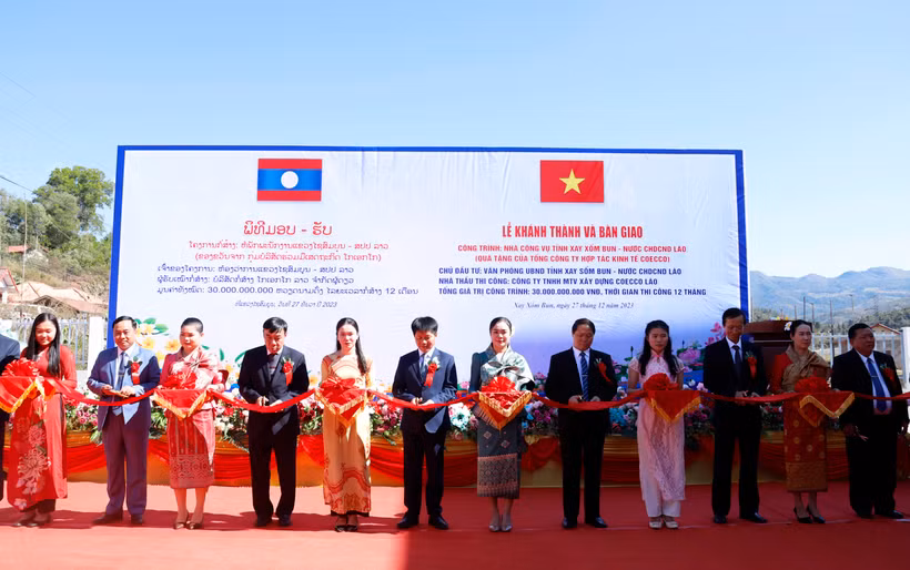 Các đại biểu đang cắt băng khánh thành và bàn giao công trình Nhà ở công vụ cho cán bộ, nhân viên tỉnh Xaysomboun. )Ảnh: Phạm Kiên/Vietnam+)