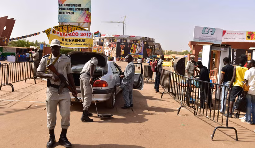Cảnh sát kiểm tra an ninh tại Ouagadougou, Burkina Faso. (Ảnh: AFP/TTXVN)