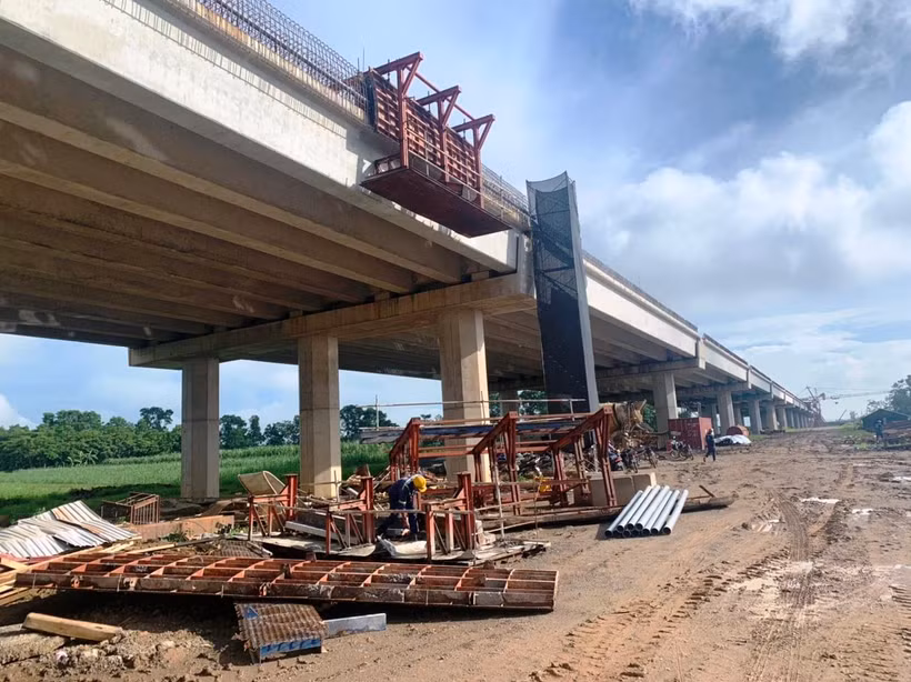 Nhà thầu cao tốc Bắc-Nam phải đối mặt với tình trạng nhiều loại vật liệu chính biến động tăng đột biến và thua lỗ khi chưa được điều chỉnh giá. (Ảnh: Việt Hùng/Vietnam+)
