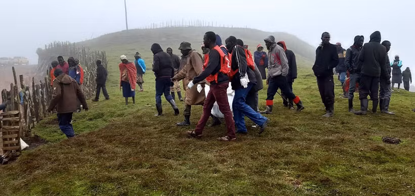 Người dân chuyển nạn nhân sau vụ sạt lở đất ở quận Tây Pokot, Kenya ngày 23/11/2019. (Ảnh: AFP/TTXVN)