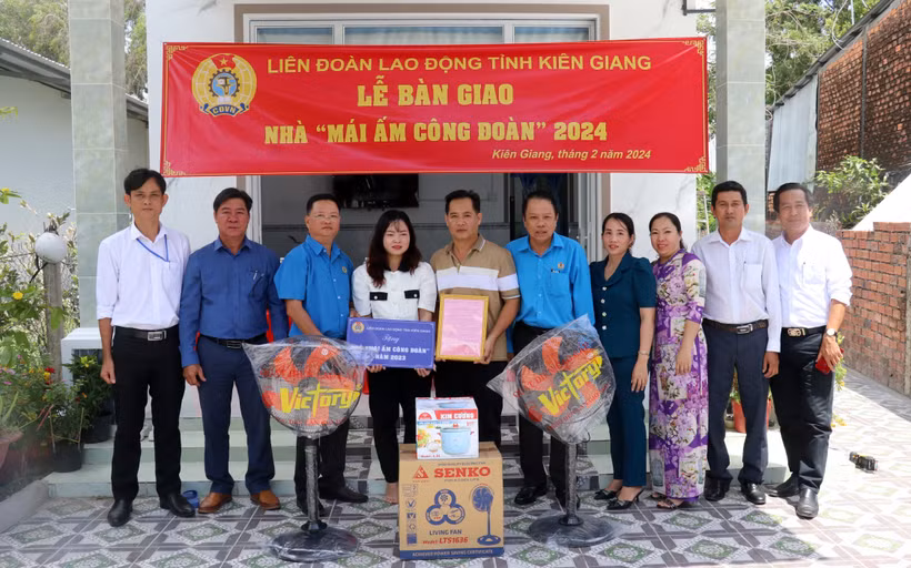 Công đoàn ngành Giáo dục Kiên Giang trao biển “Mái ấm Công đoàn” cho đoàn viên. (Ảnh: Lê Huy Hải/TTXVN)