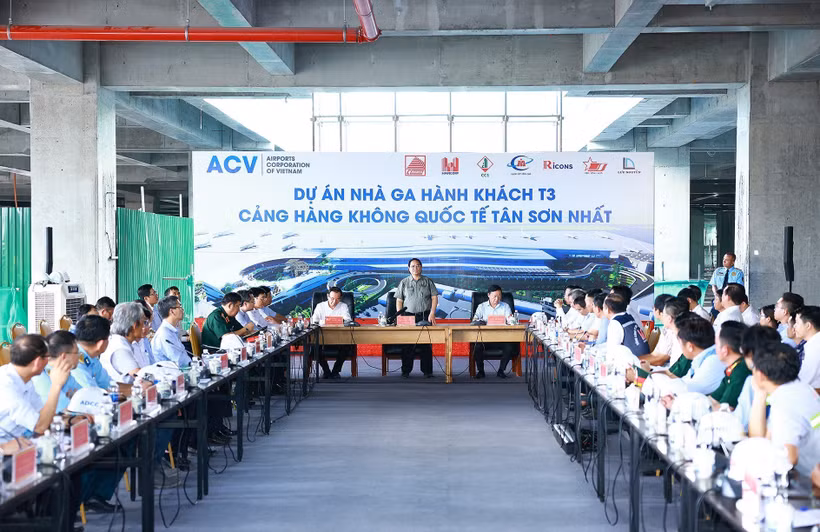 Thủ tướng Phạm Minh Chính làm việc với các nhà thầu, đơn vị thi công Dự án xây dựng nhà ga hành khách T3-Cảng hàng không quốc tế Tân Sơn Nhất. (Ảnh: Dương Giang/TTXVN)