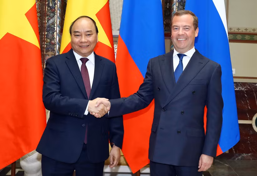 Thủ tướng Liên bang Nga Dmitri Medvedev đón Thủ tướng Nguyễn Xuân Phúc. (Ảnh: Thống Nhất/TTXVN)