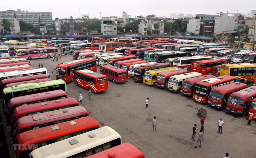 Hàng trăm nhà xe hoạt động tại Bến xe Giáp Bát, Nước Ngầm đăng ký nhưng không hoạt động theo đúng quy định. (Ảnh: TTXVN)