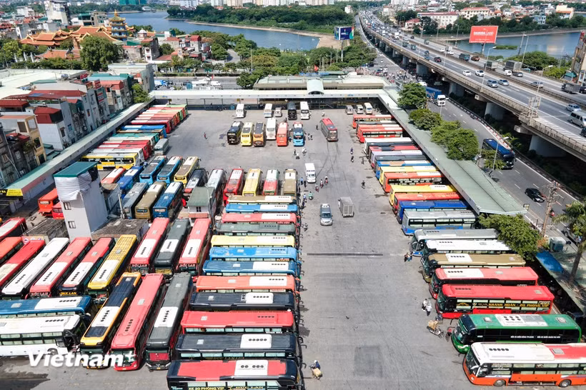 Phương tiện xe khách hoạt động tại Bến xe Nước Ngầm, thành phố Hà Nội. (Ảnh: PV/Vietnam+)