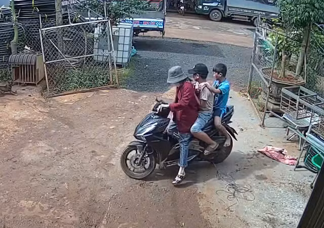 Các em nhỏ được chở đi cấp cứu.
