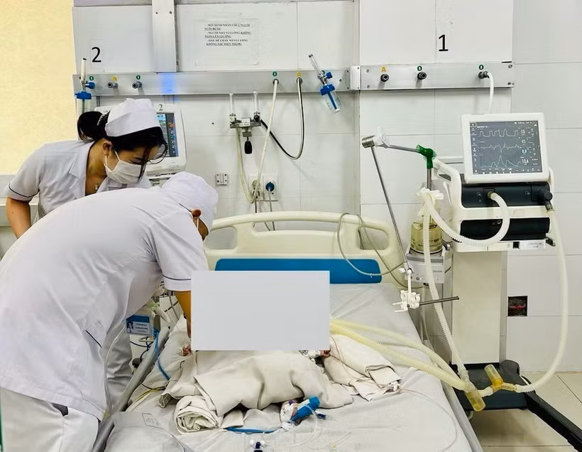 Sở Y tế tỉnh Bình Dương đã chỉ đạo Bệnh viện Đa khoa tỉnh điều động bác sỹ nhi khoa và bác sỹ hồi sức dày dạn kinh nghiệm để khám, điều trị cho bé. Ảnh: TTXVN phát)