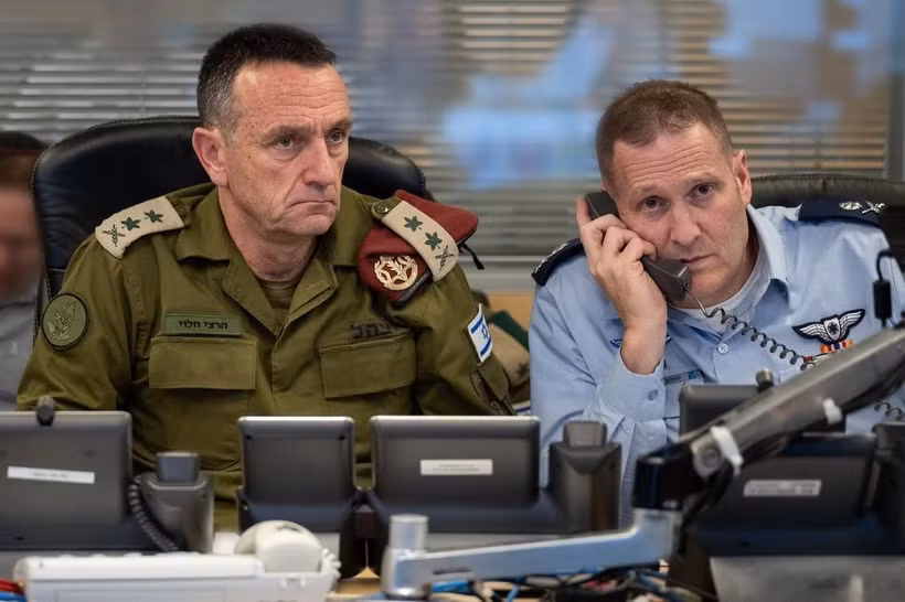 Tư lệnh quân đội Israel Herzi Halevi (trái) theo dõi các cuộc không kích của không quân nước này nhằm vào mục tiêu quân sự ở Iran, tại Tel Aviv ngày 26/10/2024. (Ảnh: THX/TTXVN)