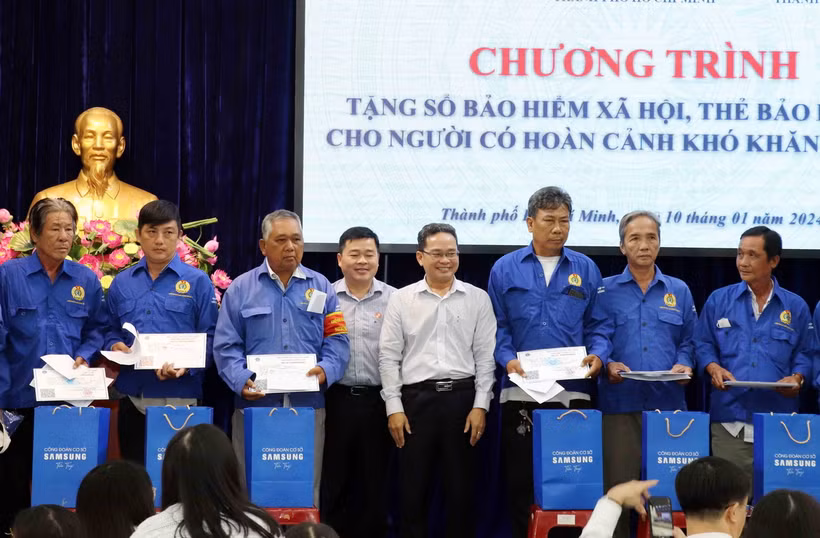 Trao thẻ bảo hiểm y tế và tặng quà cho người nghèo Thành phố Hồ Chí Minh. (Ảnh: Xuân Khu/TTXVN)