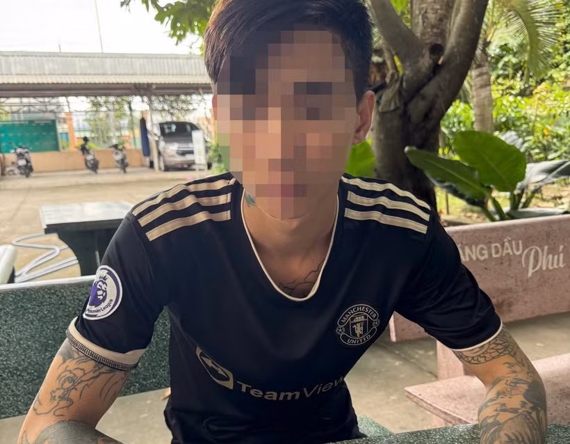 Nam thanh niên đăng nội dung gây hoang mang trên mạng xã hội làm việc tại cơ quan chức năng. (Ảnh: TTXVN phát)