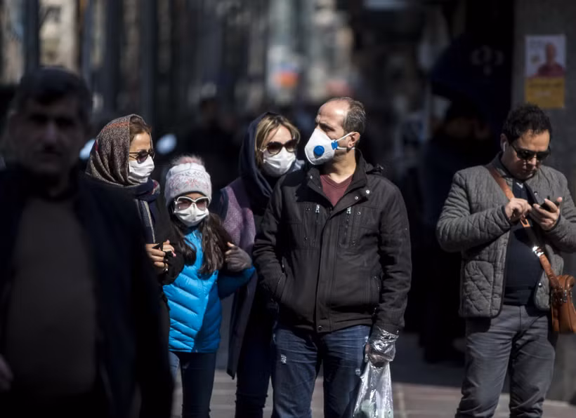 Người dân đeo khẩu trang để phòng tránh lây nhiễm COVID-19 tại Tehran, Iran, ngày 23/2/2020. (Ảnh: THX/TTXVN)