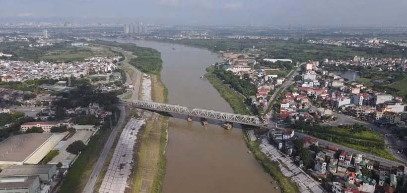 Một cầu đường sắt đang được sử dung chung cho cả chạy tàu hỏa và phương tiện đường bộ. (Ảnh: PV/Vietnam+)