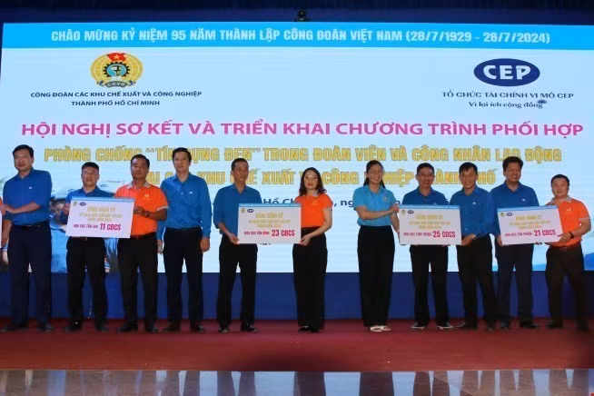 Đại diện các Công đoàn cơ sở và các chi nhánh Tổ chức Tài chính vi mô CEP cam kết tại hội thảo. (Ảnh: Thanh Vũ/ TTXVN)